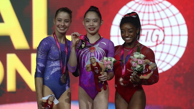 La Canadienne Ana Padurariu (à gauche), la Chinoise Liu Tingting (au centre) et l'Américaine Simone Biles prennent la pose avec leurs médailles après la finale de la poutre aux Championnats du monde de gymnastique artistique. La Canadienne Ana Padurariu (à gauche), la Chinoise Liu Tingting (au centre) et l'Américaine Simone Biles prennent la pose avec leurs médailles après la finale de la poutre aux Championnats du monde de gymnastique artistique.