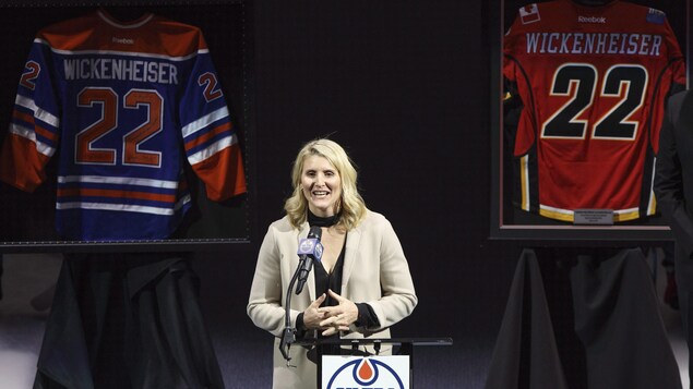 Hayley Wickenheiser lors d'une soirée hommage organisée par les Oilers d'Edmonton Hayley Wickenheiser lors d'une soirée hommage organisée par les Oilers d'Edmonton
