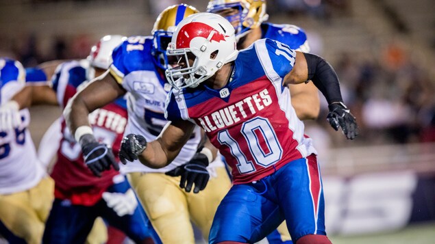 Il s'apprête à plaquer un adversaire des Blue Bombers de Winnipeg.