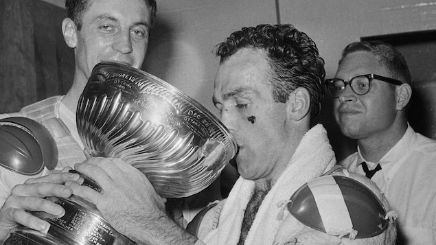 Henri Richard boit dans la coupe Stanley après la victoire du Canadien contre les Red Wings en finale en 1966.