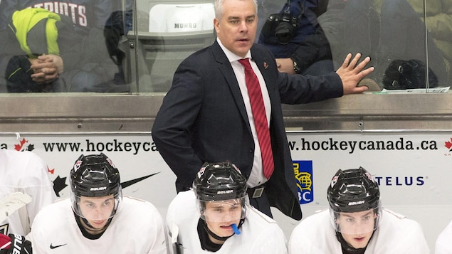 Dominic Ducharme derrière le banc d'Équipe Canada junior