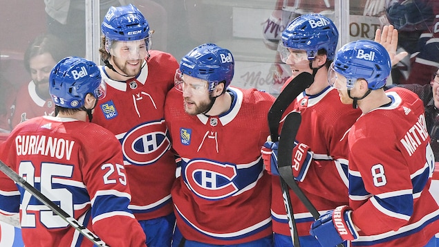Encerclé par quatre de ses coéquipiers, Jonathan Drouin célèbre le but qu'il vient de marquer.
