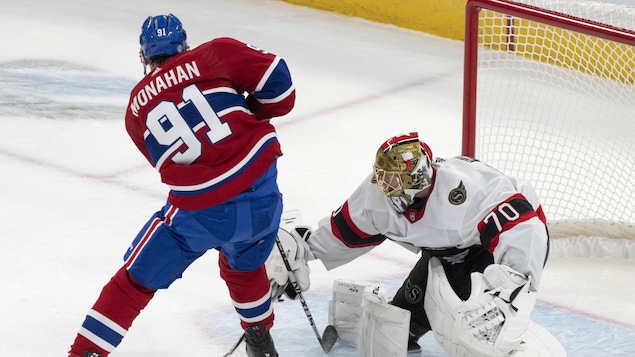 Sean Monahan tente de marquer face à Joonas Korpisalo.