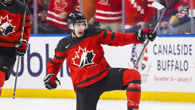 Taylor Raddysh célèbre son but pour le Canada contre la Finlande au Championnat mondial junior.