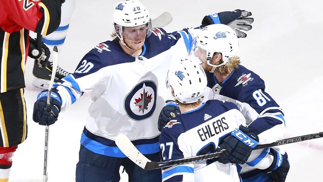 Nikolaj Ehlers entouré par ses coéquipiers Cody Eakin (#20) et Kyle Connor (#81).