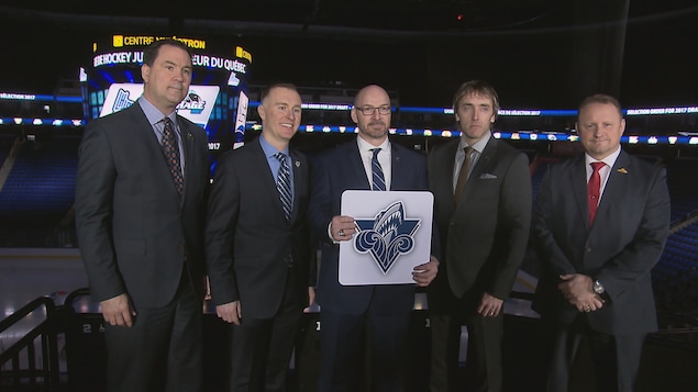 Serge Beausoleil, directeur général de l'Océanic de Rimouski, entouré des directeur généraux qui ont participé à la loterie de la LHJMQ