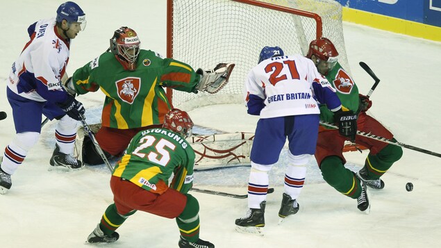 Image croquée lors d'un duel entre la Lituanie et la Grande-Bretagne dans un match du Championnat mondial IIHF de division 1, groupe B, en 2011 Image croquée lors d'un duel entre la Lituanie et la Grande-Bretagne dans un match du Championnat mondial IIHF de division 1, groupe B, en 2011