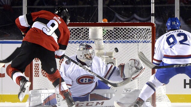 Bobby Ryan, des Sénateurs d'Ottawa (à gauche), bat Carey Price (au centre) d'un tir des poignets après avoir volé le disque à Jonathan Drouin, du Canadien de Montréal. Bobby Ryan, des Sénateurs d'Ottawa (à gauche), bat Carey Price (au centre) d'un tir des poignets après avoir volé le disque à Jonathan Drouin, du Canadien de Montréal.