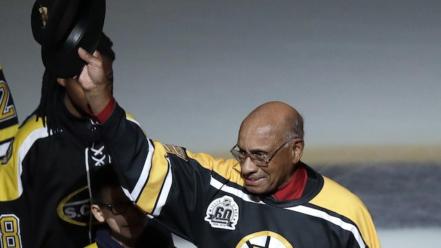 Willie O'Ree a été le premier joueur noir à prendre part à un match de la Ligue nationale de hockey. Willie O'Ree a été le premier joueur noir à prendre part à un match de la Ligue nationale de hockey.