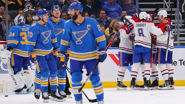 Les joueurs du Canadien célèbrent un but.