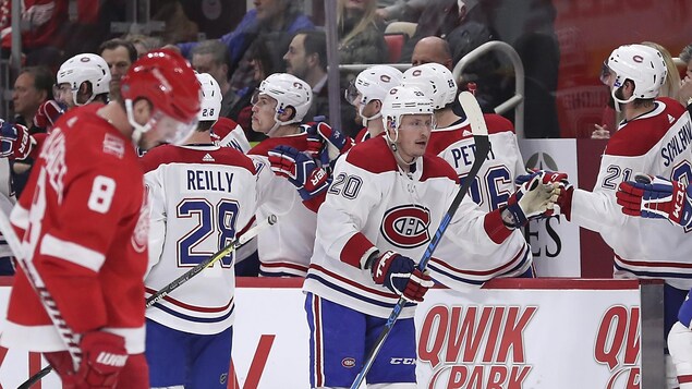 Nicolas Deslauriers (au centre) célèbre son deuxième but contre les Red Wings de Détroit avec ses coéquipiers du Canadien. Nicolas Deslauriers (au centre) célèbre son deuxième but contre les Red Wings de Détroit avec ses coéquipiers du Canadien.