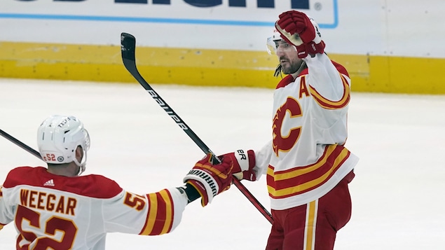 Le défenseur des Flames Rasmus Andersson percuté par une voiture