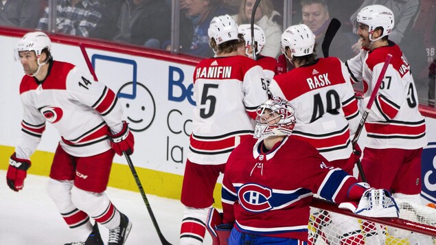 Le gardien du Canadien Carey Price (à l'avant) lève les yeux au ciel après le but de Justin Williams (à gauche), des Hurricanes de la Caroline, en janvier dernier. Le gardien du Canadien Carey Price (à l'avant) lève les yeux au ciel après le but de Justin Williams (à gauche), des Hurricanes de la Caroline, en janvier dernier.