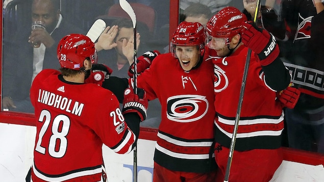 Teuvo Teravainen a réalisé un tour du chapeau naturel en troisième période pour mener les Hurricanes de la Caroline à une victoire de 5-1 sur les Stars de Dallas. Teuvo Teravainen a réalisé un tour du chapeau naturel en troisième période pour mener les Hurricanes de la Caroline à une victoire de 5-1 sur les Stars de Dallas.