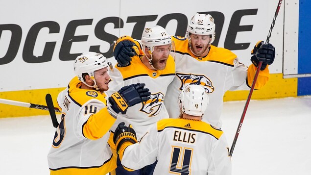 Mattias Ekholm (au centre), des Predators de Nashville, reçoit les félicitations de ses coéquipiers Colton Sissons (à gauche), Ryan Ellis (à l'avant) et Austin Watson après son but contre l'Avalanche du Colorado. Mattias Ekholm (au centre), des Predators de Nashville, reçoit les félicitations de ses coéquipiers Colton Sissons (à gauche), Ryan Ellis (à l'avant) et Austin Watson après son but contre l'Avalanche du Colorado.