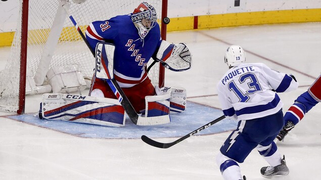 Cedric Paquette bat le gardien des Rangers de New York Ondrej Pavelec d'un tir par-dessus son épaule gauche.