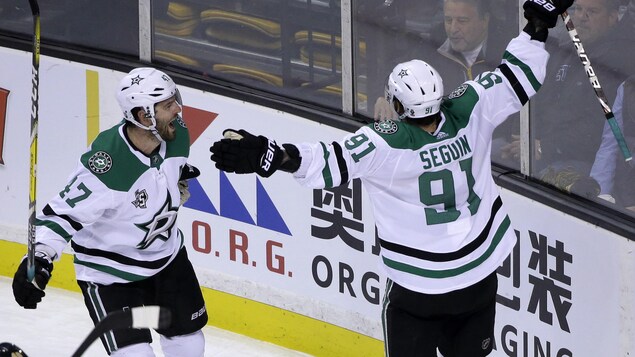Tyler Seguin (à droite) célèbre son but gagnant contre les Bruins de Boston avec son coéquipier des Stars de Dallas Alexander Radulov. Tyler Seguin (à droite) célèbre son but gagnant contre les Bruins de Boston avec son coéquipier des Stars de Dallas Alexander Radulov.