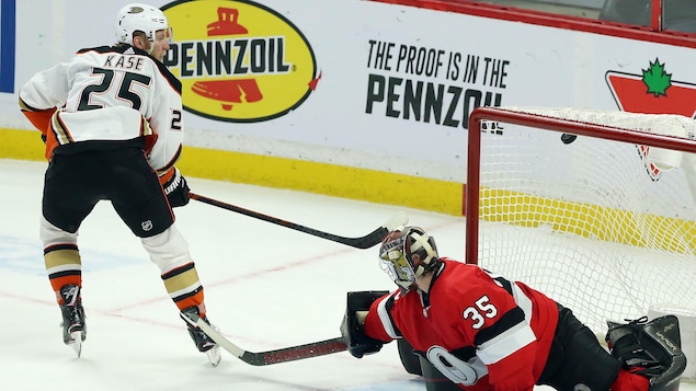 Il marque du revers.