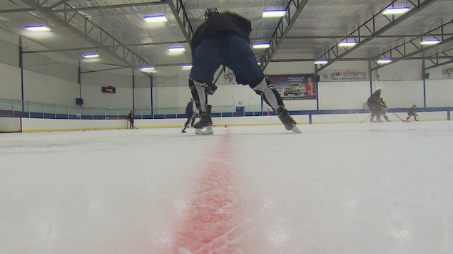 Un joueur de hockey en action