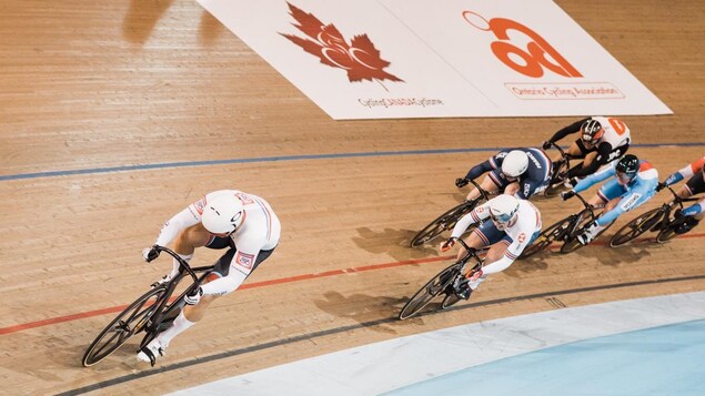 Hugo Barrette mène la finale du keirin à la Coupe du monde de Milton.