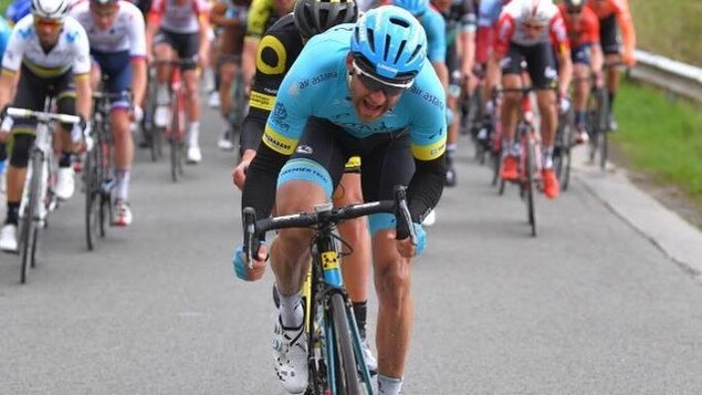 Il roule à vélo.