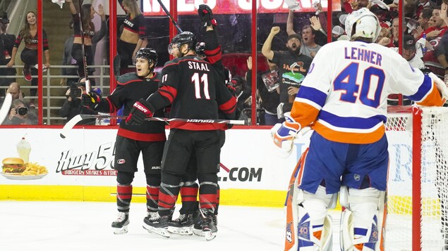 Les Hurricanes célèbrent un but marqué contre les Islanders.
