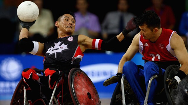 Ian Chan du Canada en possession du ballon