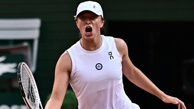 Une joueuse de tennis crie pour exprimer sa satisfaction pendant un match.