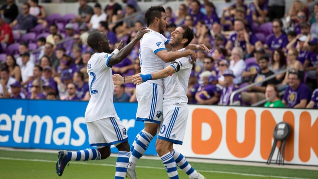 Ignacio Piatti est félicité par ses coéquipiers après avoir marqué un but à Orlando.