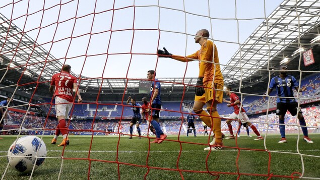 Evan Bush sermonne ses joueurs après le but du défenseur des Red Bulls de New York Michael Murillo, le 14 avril 2018. Evan Bush sermonne ses joueurs après le but du défenseur des Red Bulls de New York Michael Murillo, le 14 avril 2018.