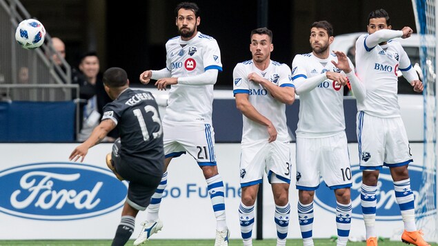 Cristian Techera tente un coup franc devant Matteo Mancosu, Daniel Lovitz, Ignacio Piatti et Saphir Taider. Cristian Techera tente un coup franc devant Matteo Mancosu, Daniel Lovitz, Ignacio Piatti et Saphir Taider.