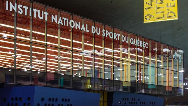 De grandes vitres au sein d'un vaste complexe d'entraînement