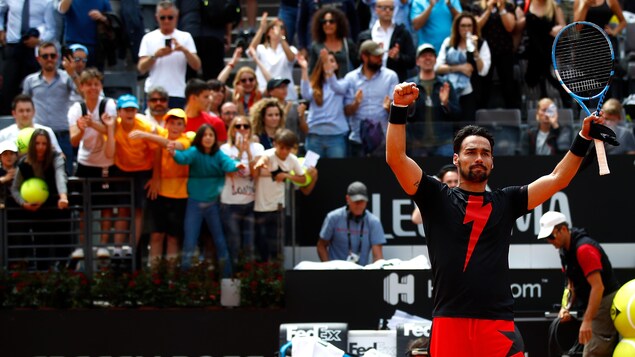 Fabio Fognini lève les bras après sa victoire sur Dominic Thiem à Rome. Fabio Fognini lève les bras après sa victoire sur Dominic Thiem à Rome.