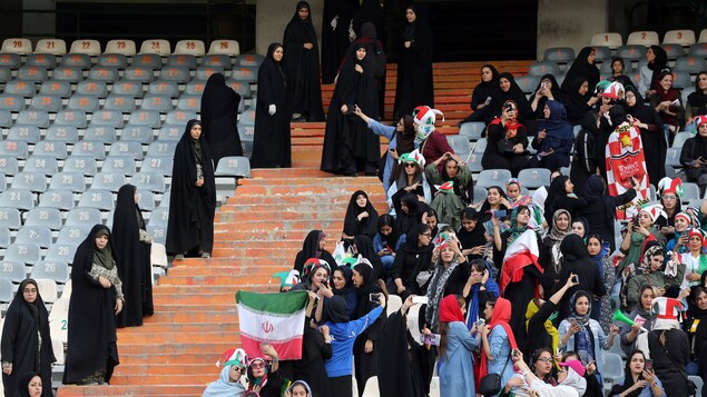 Des femmes s'expriment dans les gradins d'un stade de soccer en Iran.