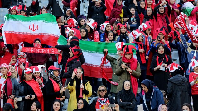 Hinchada femenina de la selección iraní de fútbol en un partido en 2018.