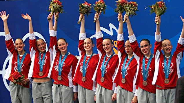 Jacinthe Taillon, 5e à partir de la gauche, sur le podium des Jeux olympiques de Sydney. Jacinthe Taillon, 5e à partir de la gauche, sur le podium des Jeux olympiques de Sydney.