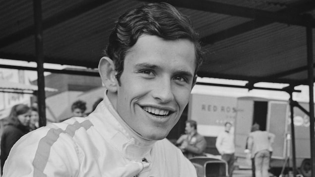 Jacky Ickx sourit au photographe en 1968.