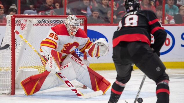 Grâce à Stützle, les Sénateurs battent les Flames en prolongation