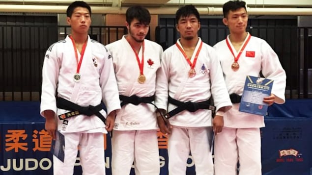 Jacob Valois (avec la feuille d'érable), champion à Hong Kong