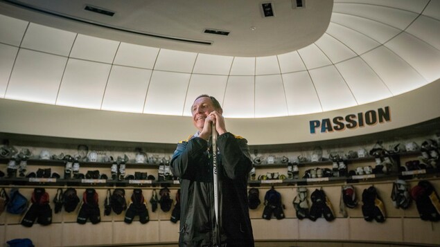L'entraîneur-adjoint Jacques Martin dans le vestiaire des Penguins de Pittsburgh.
