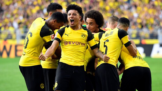 Jadon Sancho célèbre un but du Borussia Dortmund avec ses coéquipiers. Jadon Sancho célèbre un but du Borussia Dortmund avec ses coéquipiers.