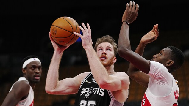 Les Raptors rapatrient Jakob Poeltl des Spurs