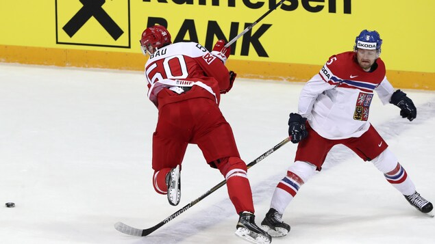 Jakub Jerabek (à droite) dans l'uniforme de la République tchèque en mai 2016, au Championnat du monde Jakub Jerabek (à droite) dans l'uniforme de la République tchèque en mai 2016, au Championnat du monde