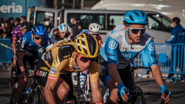 Un peloton de cyclistes