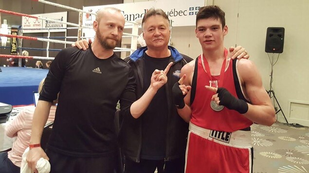 Janick Lacroix pose avec sa médaille d'argent. Janick Lacroix pose avec sa médaille d'argent.