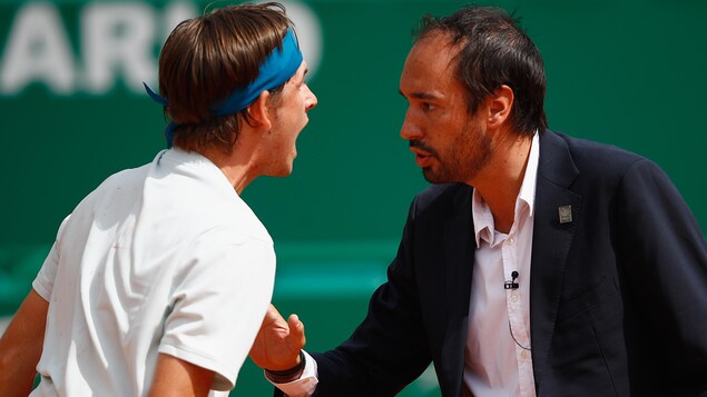 Le joueur américain Jared Donaldson dit sa façon de penser à l'arbitre Arnaud Gabas lors de son match de premier tour au Masters de Monaco Le joueur américain Jared Donaldson dit sa façon de penser à l'arbitre Arnaud Gabas lors de son match de premier tour au Masters de Monaco