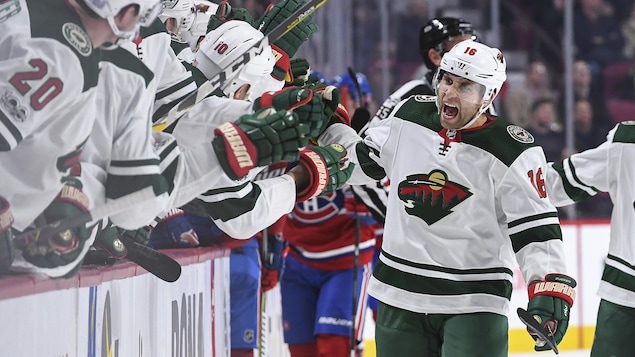 Jason Zucker célèbre son but. Jason Zucker célèbre son but.
