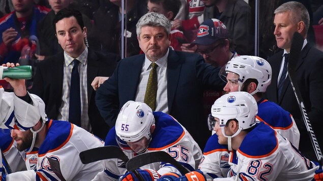 Jay Woodcroft, Todd McLellan et Jim Johnson, derrière le banc des Oilers, lors d'un match. Jay Woodcroft, Todd McLellan et Jim Johnson, derrière le banc des Oilers, lors d'un match.