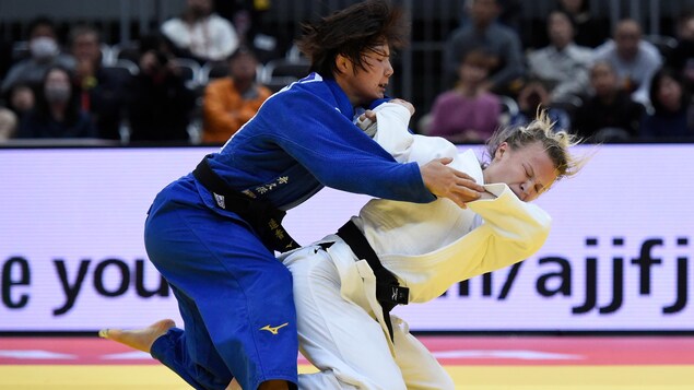 Elles se battent sur un tatami.