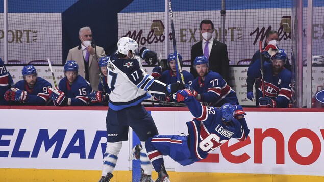 Adam Lowry fait culbuter Artturi Lehkonen avec une mise en échec.